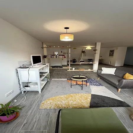 Apartment In Sedan Near Chateau Fort شقة سيدا